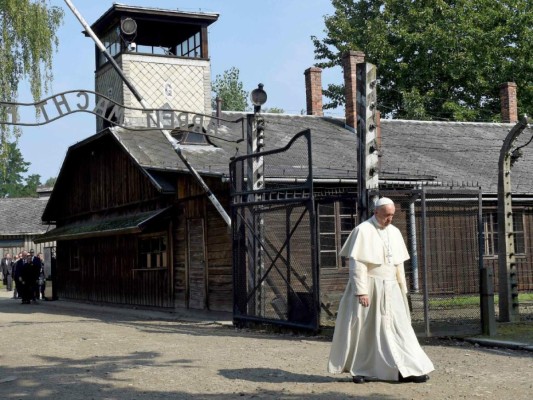 El papa Francisco reza en Auschwitz por las víctimas de los nazis