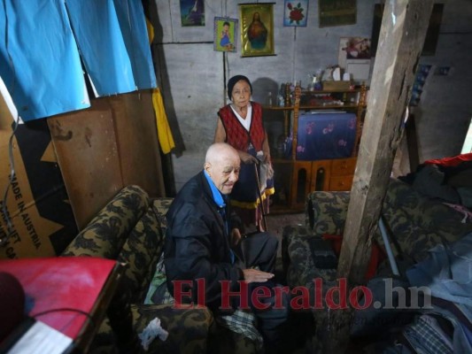 Don José Pineda y su esposa están a la espera de su apoyo