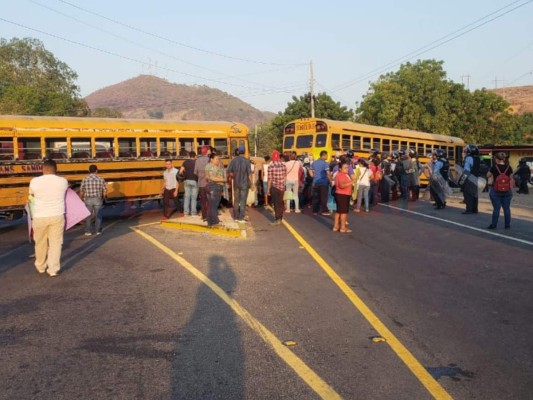 Pobladores de Marcovia bloquean calles y exigen canales de alivio y bordas en el río Choluteca