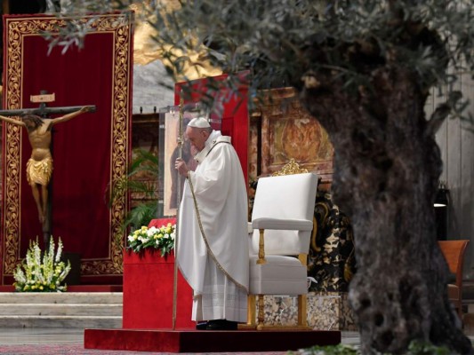 Un domingo de Pascua con las iglesias vacías y un papa solo en el Vaticano