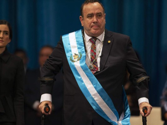 Guatemala: Piden renuncia de presidente por falta de vacunas