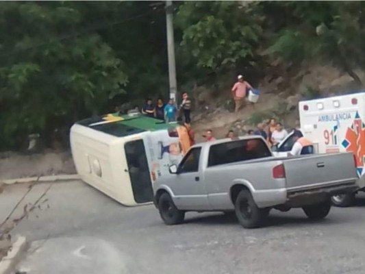 Rapidito se vuelca en la colonia Arturo Quezada después de que una llanta estallara