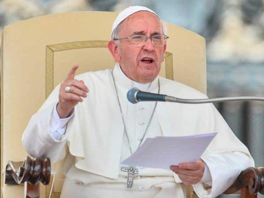 Papa invita a la Iglesia a no obsesionarse por el poder y el dinero
