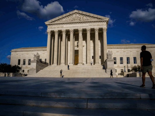 Fachada de la Corte Suprema en Washington, el 3 de septiembre de 2021. La corte planea regresar a las sesiones presenciales en octubre, pero sin la presencia de público. (AP Foto/J. Scott Applewhite).