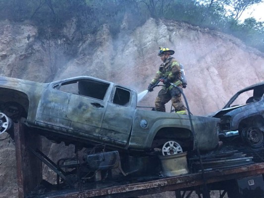Impactantes imágenes del incendio de vehículos en cuesta de La Virgen