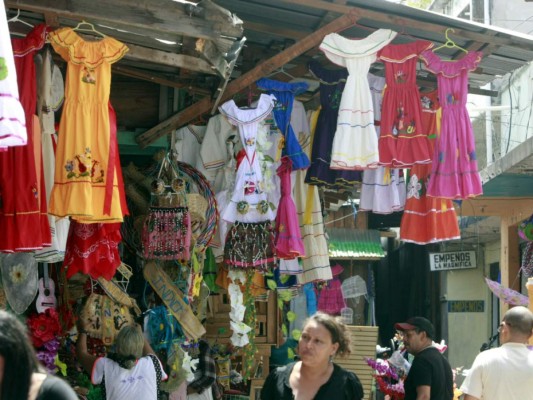 Escolares se alistan para el día de la Identidad Nacional