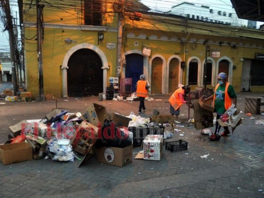 Recogen toneladas de basura producida en víspera del Año Nuevo en la capital (FOTOS)