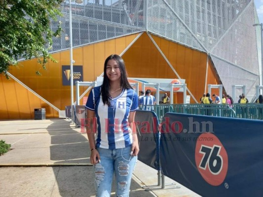 Bellas aficionadas catrachas se robaron las miradas en el BBVA Compass para el Honduras-Panamá