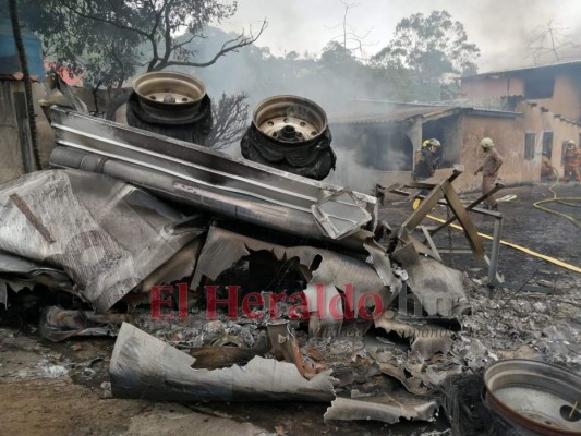 (FOTOS) Carros calcinados, casas dañadas y cenizas: así quedó escena tras accidente en salida al sur de Honduras