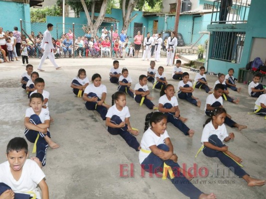 Menores aprenden de disciplina con el taekwondo