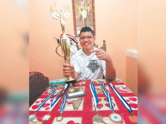 Quinceañero entre medallas y números