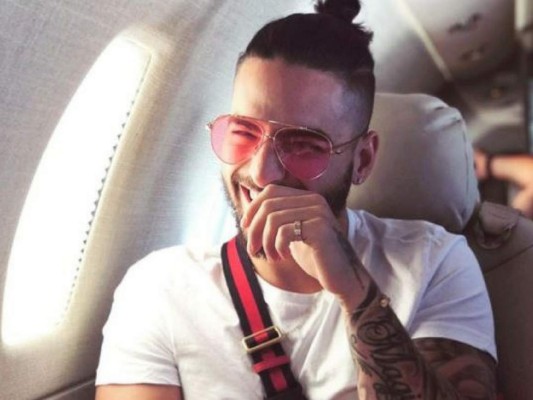 Maluma besa en la boca a su tía y las redes lo atacan