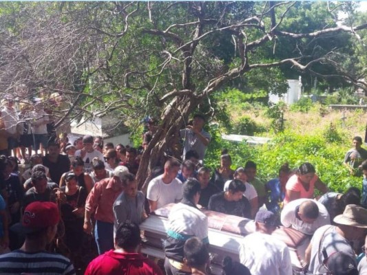 FOTOS: Lágrimas y dolor en el entierro de estudiante de periodismo