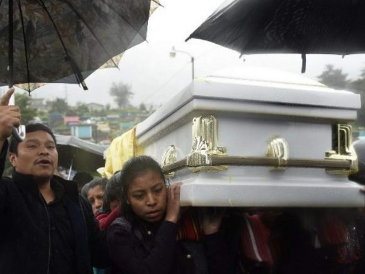 Sepultan a emigrante guatemalteca entre reclamos a Estados Unidos por su muerte