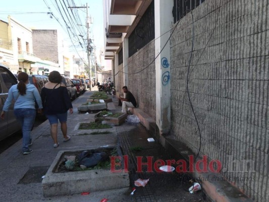 Entre obstáculos y remiendos se transita por el centro histórico de la capital
