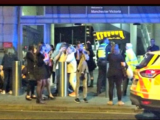 Momentos de terror tras explosiones en el Mánchester Arena en concierto de Ariana Grande