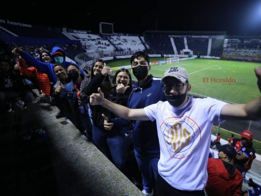 Aunque no hubo goles, estos aficionados disfrutaron el clásico entre Olimpia y Motagua