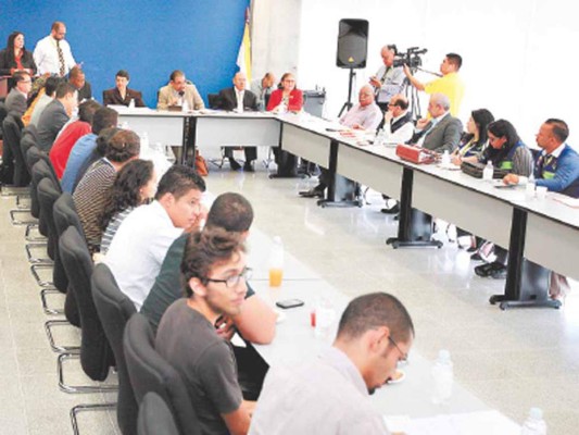Las acusaciones contra estudiantes retrasan el diálogo