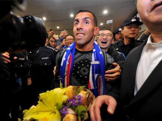 Tevez, el nuevo emperador del fútbol chino, es recibido por una multitud