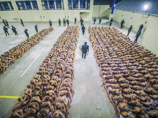 El Salvador deja de separar a pandillas rivales en cárceles en medio de homicidios