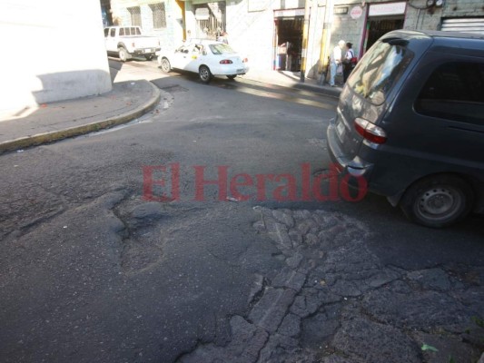 Llena de baches está una calle en las barbas del Congreso Nacional de Tegucigalpa
