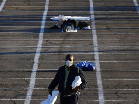 En medio de pandemia, indigentes duermen en estacionamiento en Las Vegas