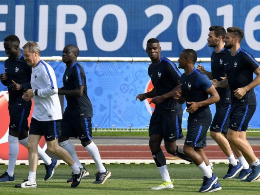 Los equipos llegan a Francia entre tensión social y amenaza terrorista