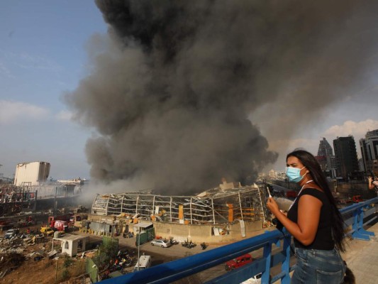 Beirut vive otra vez una pesadilla: estalla un depósito en el puerto (FOTOS)