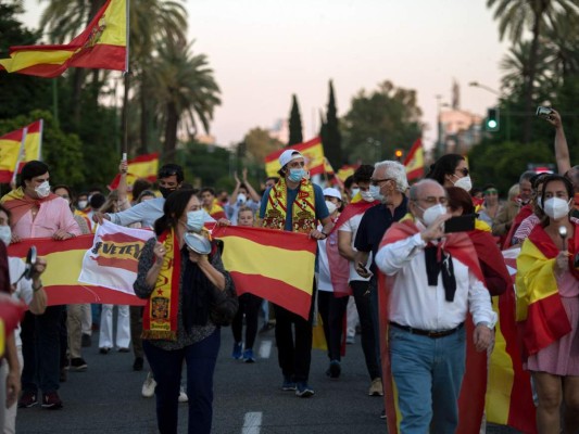 Españoles apoyan confinamiento mientras suceden protestas antigobierno