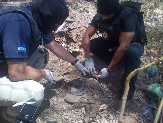 Descubren cementerio clandestino y 'casas locas”