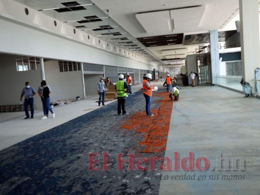 Al interior de la terminal aceleran los trabajos para estar listos en los próximos meses. Foto: Jhony Magallanes/El Heraldo