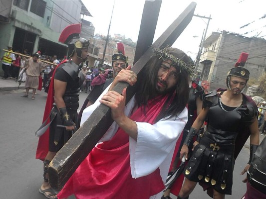 Fe y devoción de hondureños en solemne procesión del Vía Crucis