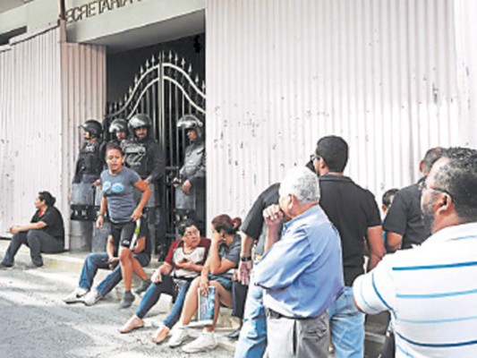 Exigen aumento de salarios en vísperas del año escolar