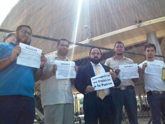 Honduras: Protestan en contra de la regulación de la reelección en Congreso Nacional &nbsp;