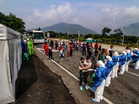 'Nos cuesta un poquito' evitar besos y abrazos, dicen los efusivos venezolanos