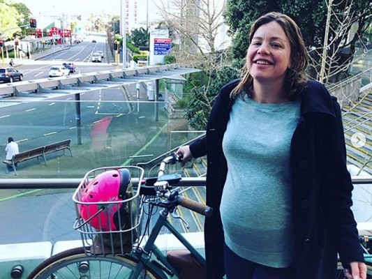 Ministra de Nueva Zelanda da a luz a un niño luego ir al hospital en bicicleta