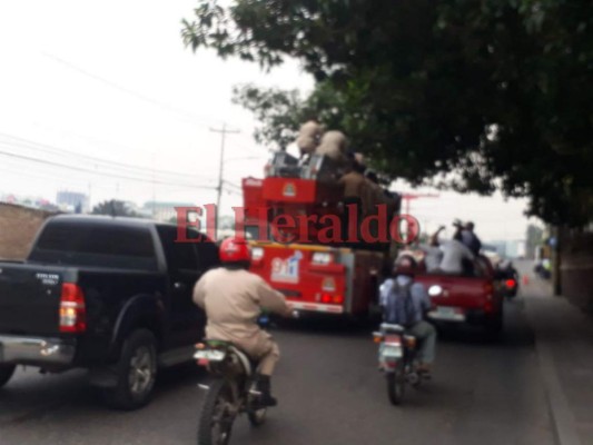 Masiva caravana acompaña los restos de Josué Vargas, bombero fallecido en La Montañita