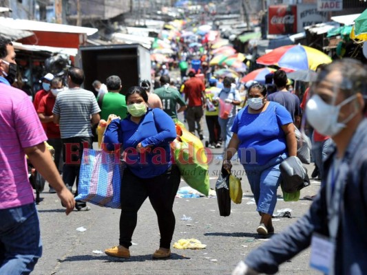 FOTOS: Capitalinos abarrotan este viernes los mercados, pese a restricciones