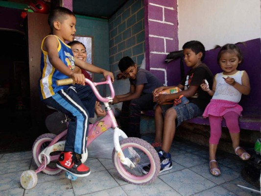 Hermanitos Hernández reciben donaciones en su nuevo hogar