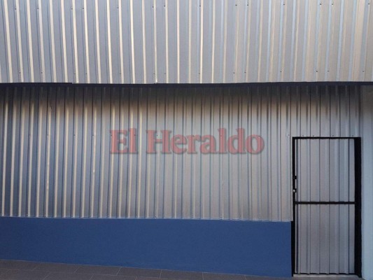 'Sellan' con lámina de zinc edificios destrozados por manifestantes de la Alianza de Oposición