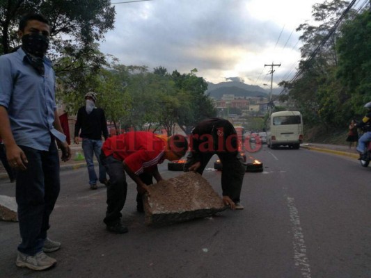 Enormes piedras obstaculizaron calles de la capital durante tomas de la Alianza de Oposición