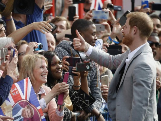 Un osito de peluche, el regalo menos esperado a horas de la boda del príncipe Harry y Meghan
