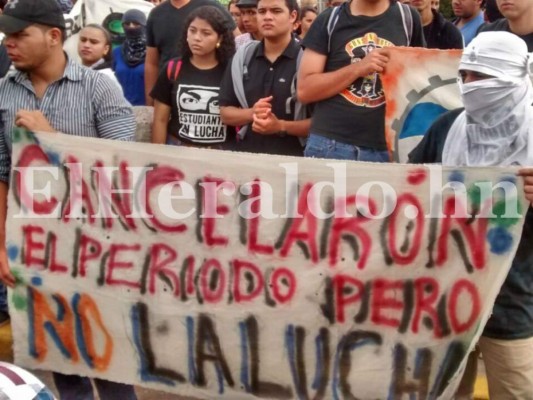 Honduras: Estudiantes piden en plantón la normalización de clases en la UNAH