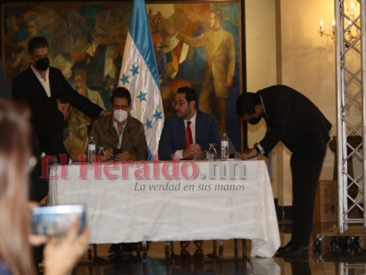 Así estamparon su firma 'Mel” Zelaya y Jorge Cálix para acabar con la crisis legislativa (Foto)