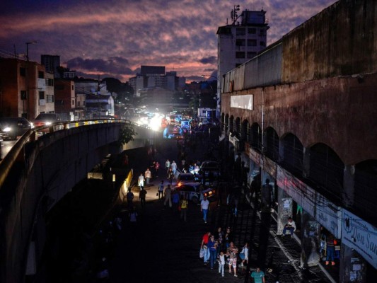 Venezuela recupera servicio eléctrico tras apagón por 'ataque electromagnético'