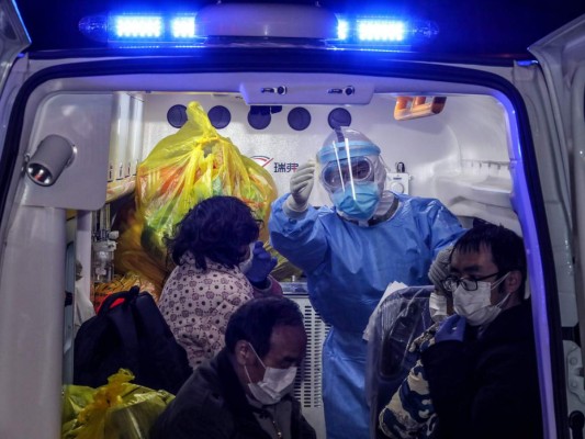 Sin besos ni abrazos, los nuevos saludos para evitar el coronavirus