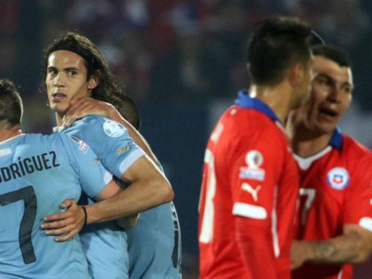 Uruguay golea a Chile 3-0 y trepa al segundo lugar de las clasificatorias en Sudamérica