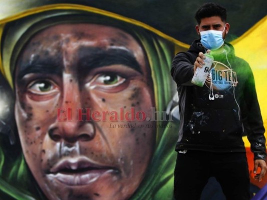 FOTOS: Hermanos muestran su arte en honor a los trabajadores que luchan en primera línea