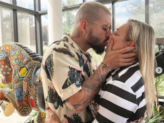 Maluma le dio un beso en la boca a su madre que causó el enojo de sus fanáticos