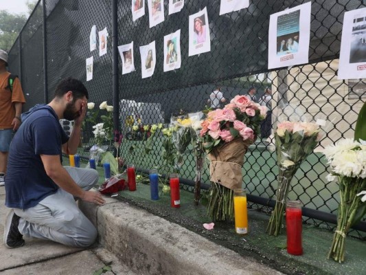 Familiares de las víctimas en Surfside rinden homenaje con emotivo monumento improvisado
